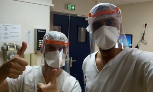 Medecins protégés par un masque anti-projection imprimé en 3D